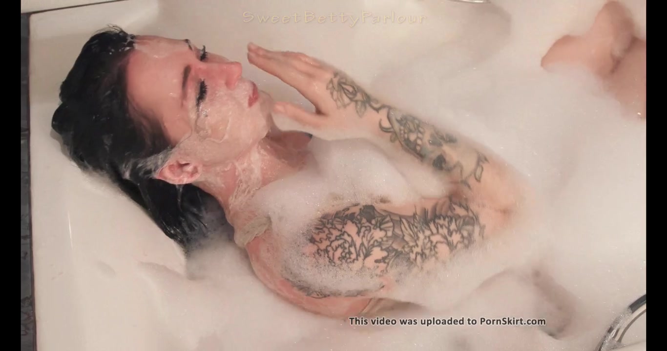 Asian beauty giving a nice blowjob in bubble bath